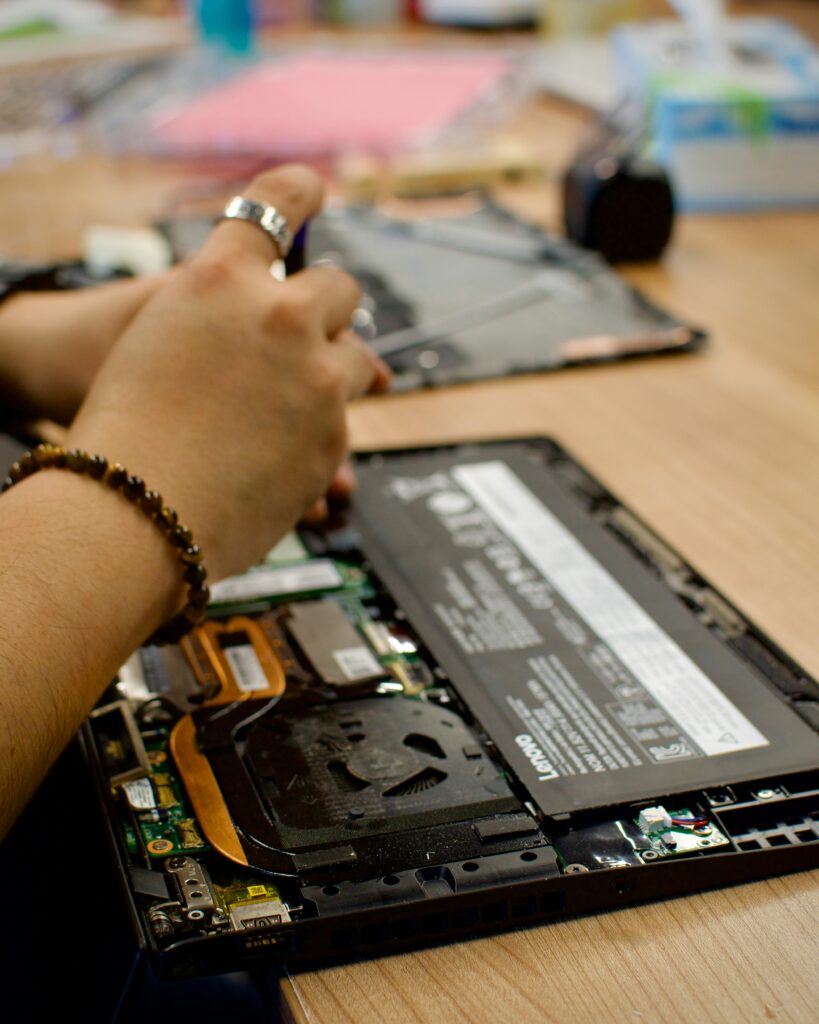 albert-vinas-F3t-AzyTbyU-unsplash taking apart a laptop